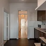 2 Bedroom With Great Transport Links To The Heart Of Апартаменты