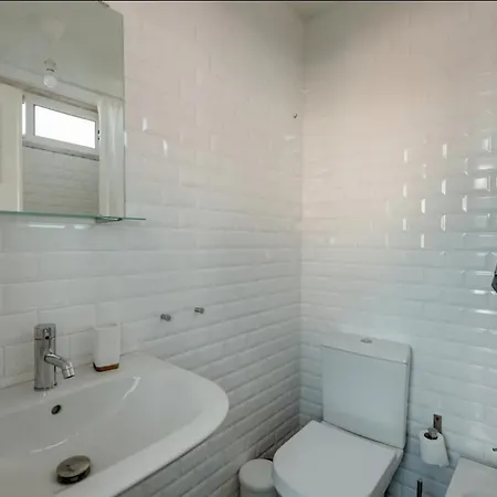 Daire 2 Bedroom With Great Transport Links To The Heart Of *