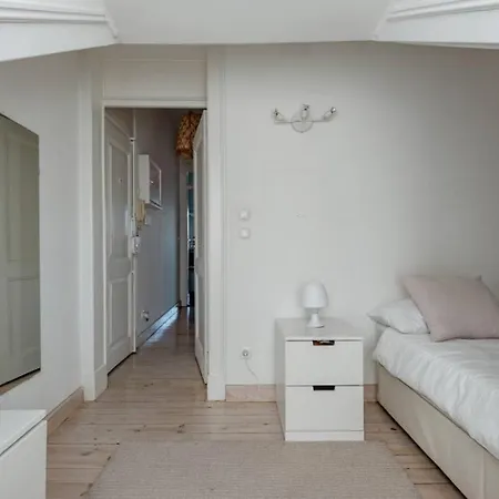 Daire 2 Bedroom With Great Transport Links To The Heart Of *