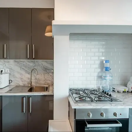 2 Bedroom With Great Transport Links To The Heart Of *