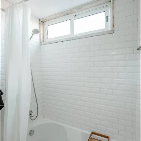 2 Bedroom With Great Transport Links To The Heart Of * Lisboa